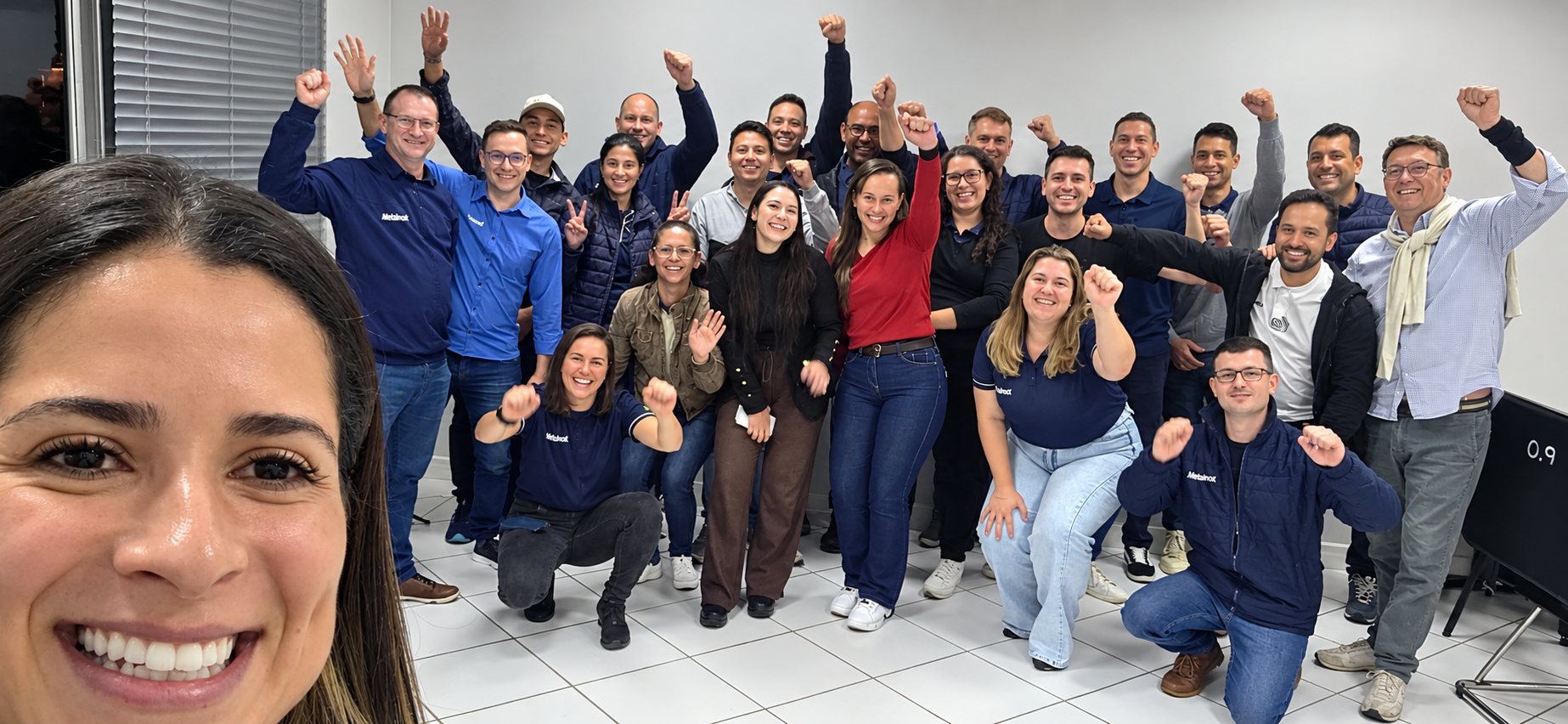 Turma de treinamento comemorando ao final do curso