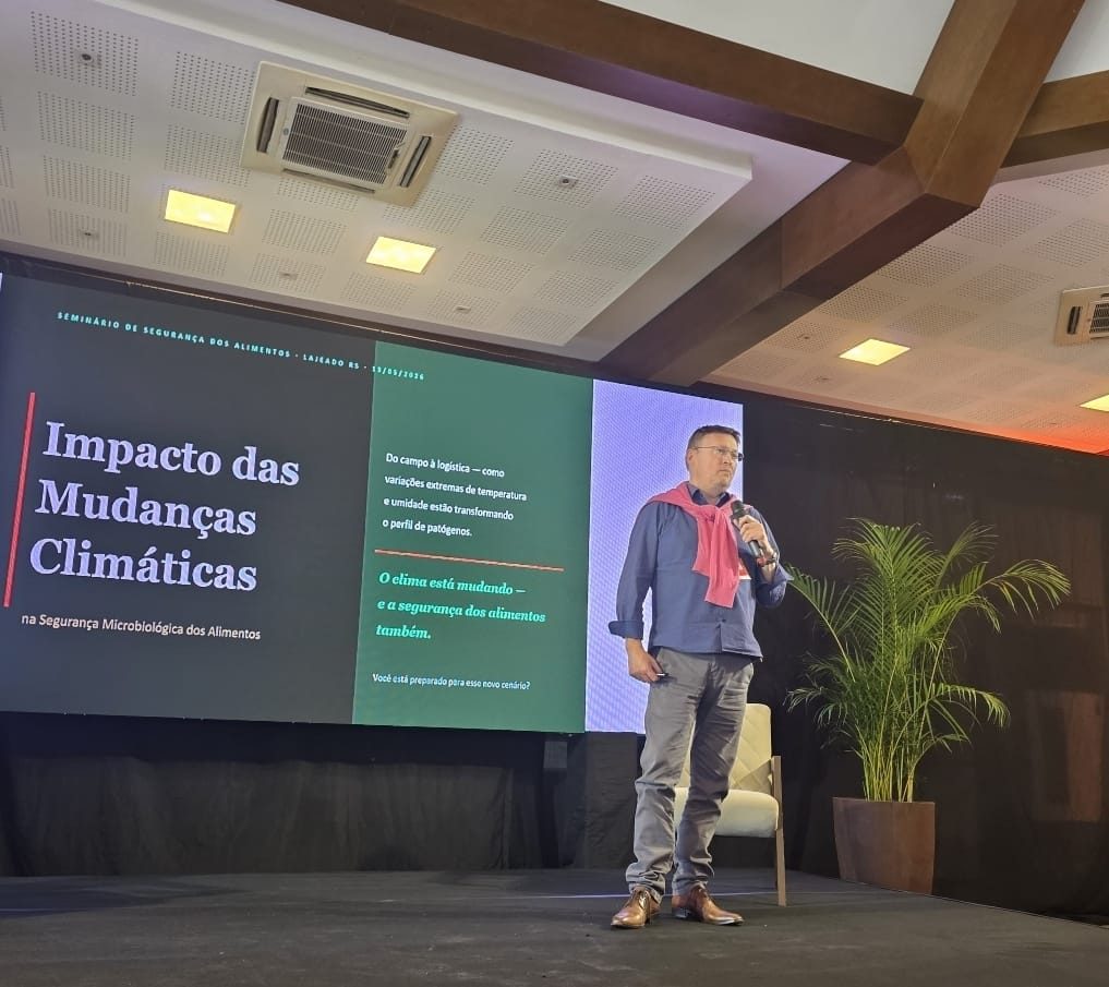 Palco com telão grande em auditório