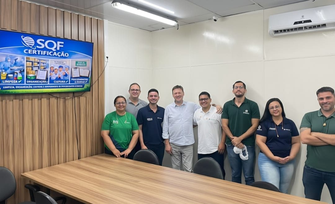Sala de treinamento com grupo atento